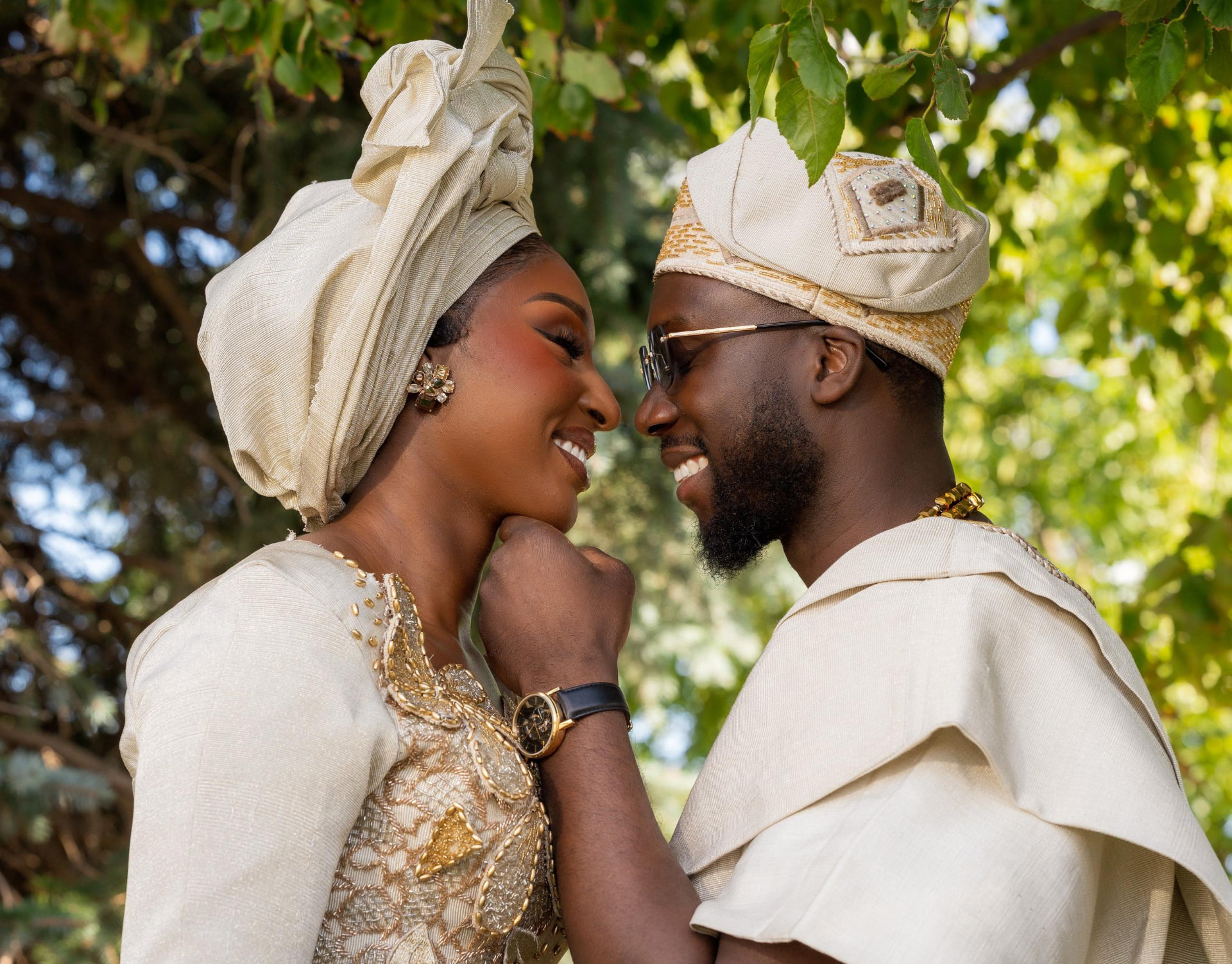 Couple africain complice le jour de son mariage